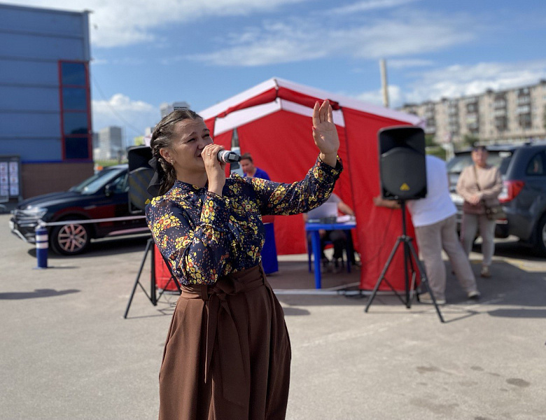 В Курске на площади, прилегающей к гипермаркету «ЛИНИЯ-1» по улице Энгельса, 70 прошли традиционные летние ярмарки «Курский мёд-2025».