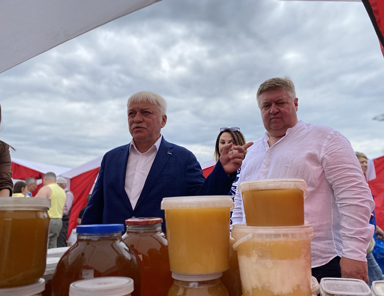 В Курске на площади, прилегающей к гипермаркету «ЛИНИЯ-1» по улице Энгельса, 70 прошли традиционные летние ярмарки «Курский мёд-2025».